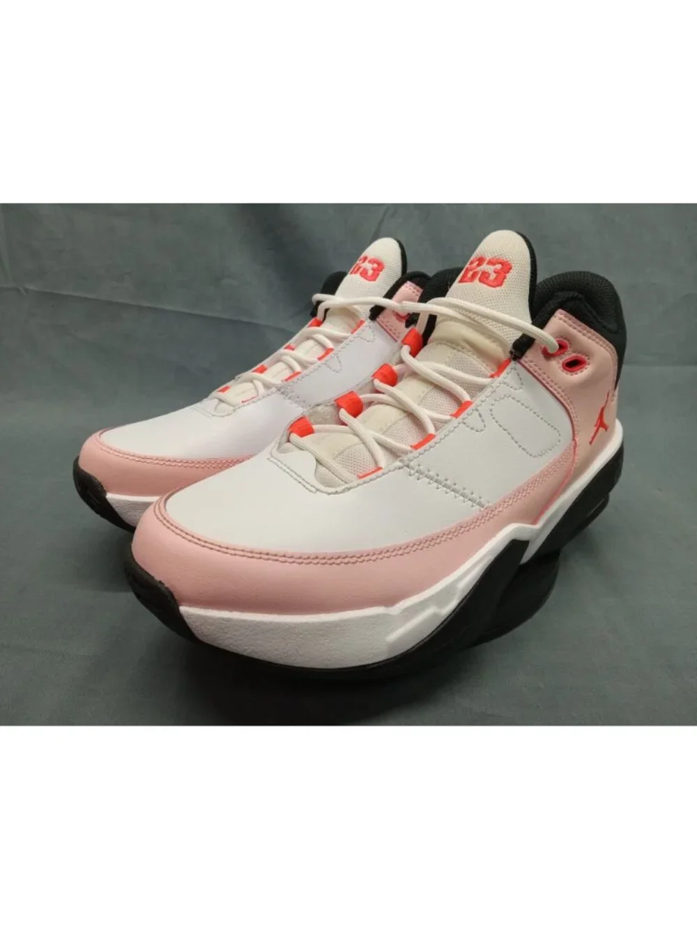 Nike Jordan Max Aura 3 (GS) White Atmosphere Infared 23 Boys Size 6 FLOOR MODEL!